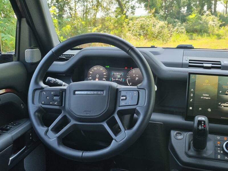 Land Rover Defender 130: guarda la gallery 14