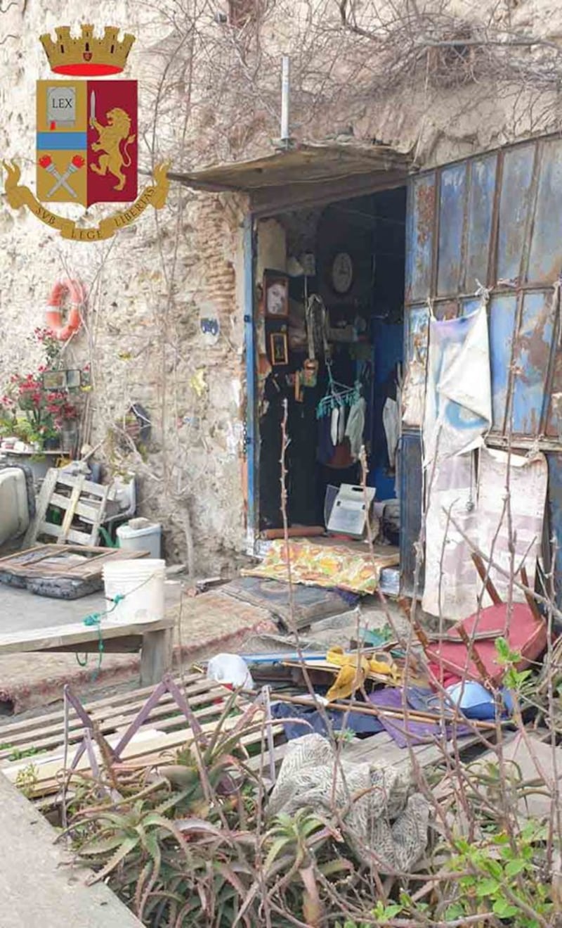 Blitz della polizia nella grotta in cui il tunisino aveva sequestrato e violentato i clochard 4