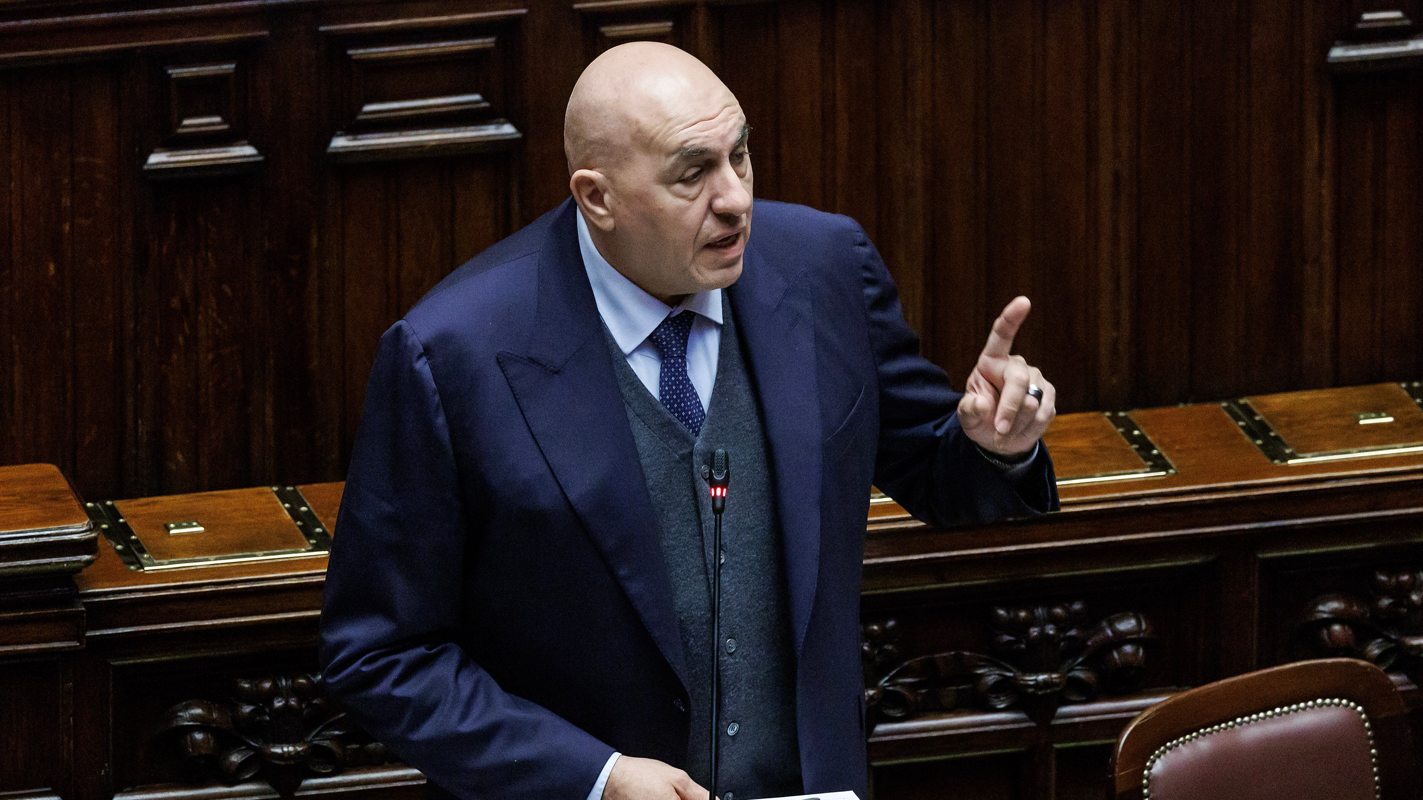 Pronta l'evacuazione dall'Iran di 500 italiani. Il ministro Crosetto resta bloccato a Dubai