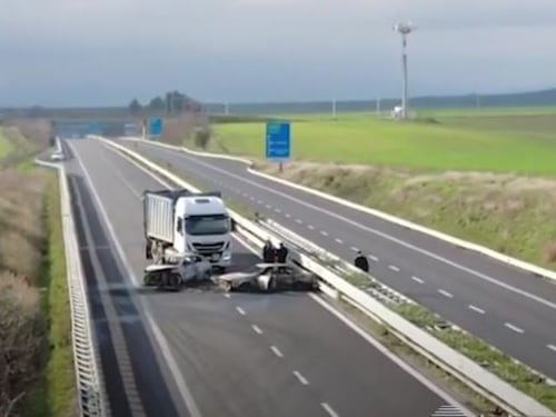 Un "commando armato" e il camion incendiato: assalto da film sulla statale