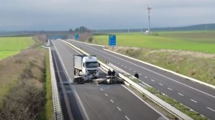 Un "commando armato" e il camion incendiato: assalto da film sulla statale