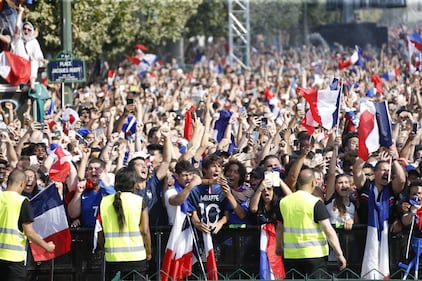 Francia campione del Mondo: tifosi in delirio sotto la Tour Eiffel 6