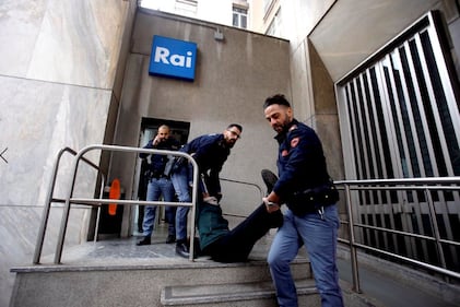 Ecologisti tirano vernice contro sede Rai  8