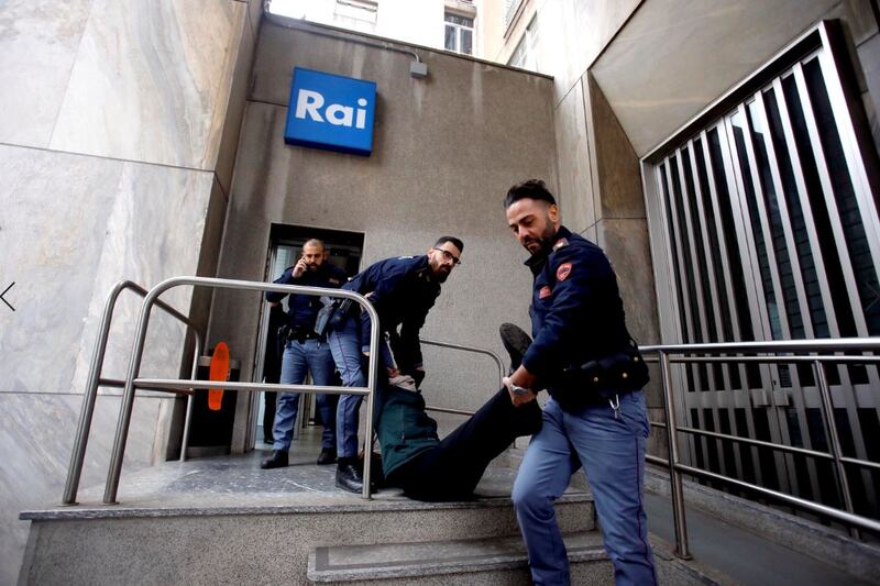 Ecologisti tirano vernice contro sede Rai 8