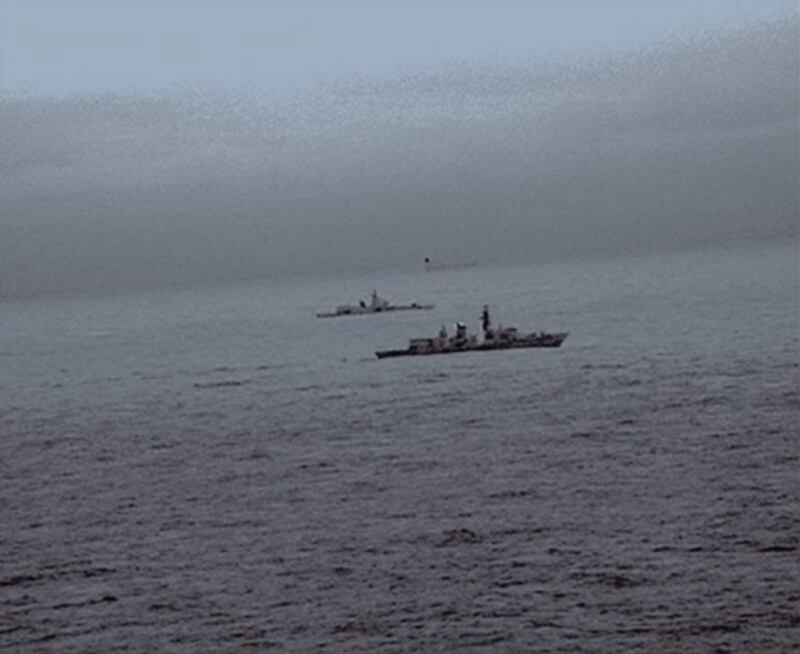 La fregata della Royal Navy scorta la nave russa 3