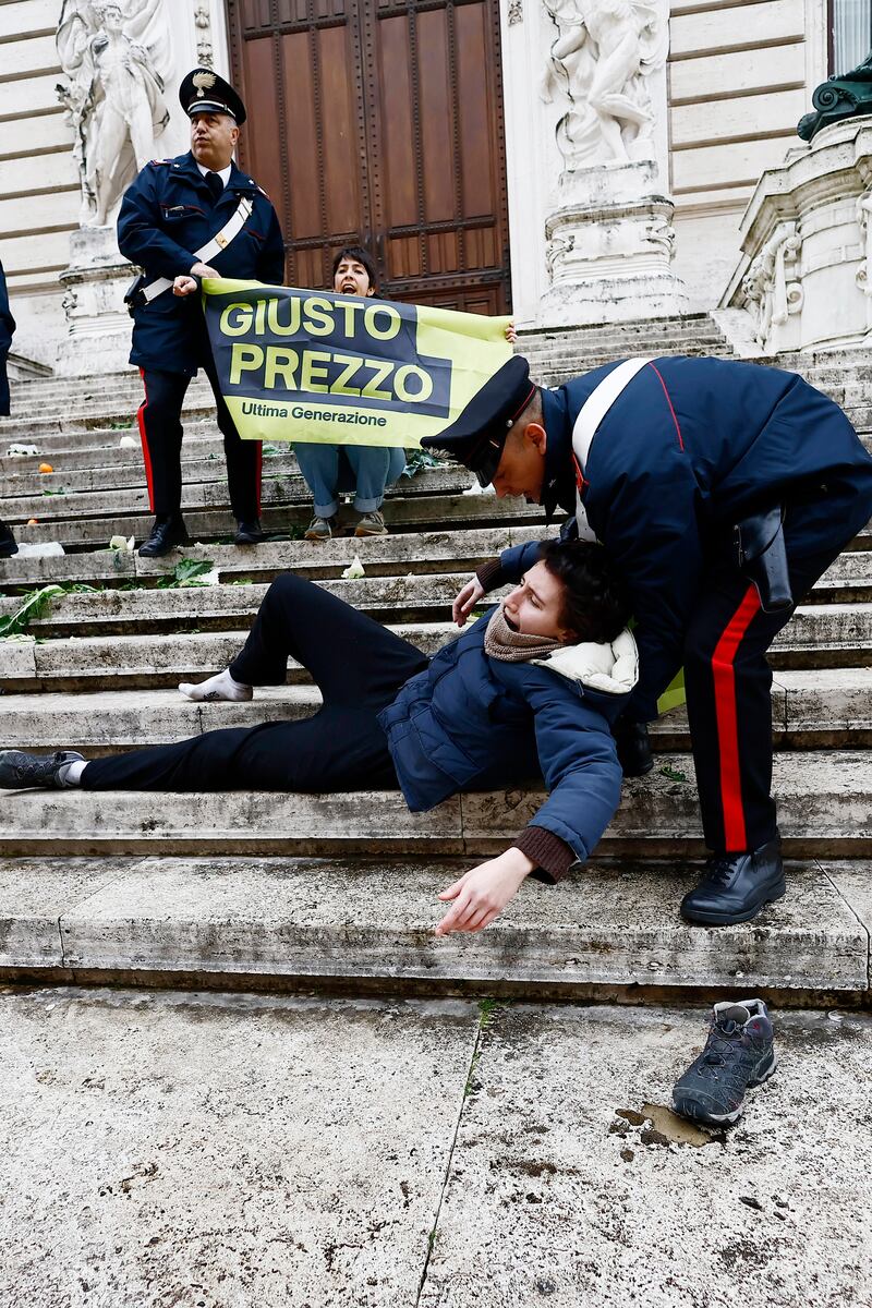 Il blitz di Ultima Generazione davanti palazzo Montecitorio: le immagini 11
