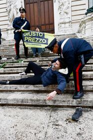 Il blitz di Ultima Generazione davanti palazzo Montecitorio: le immagini 11