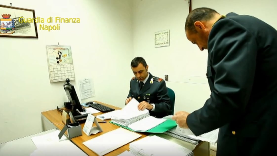 Rubavano carburante dai camion dell’Asia: arrestate 14 persone