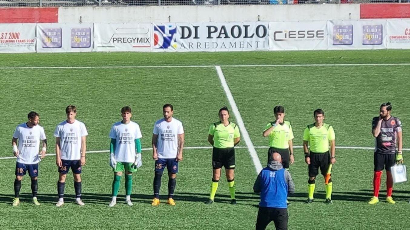 L'Aquila, la squadra di calcio protesta contro la sentenza choc sul sisma