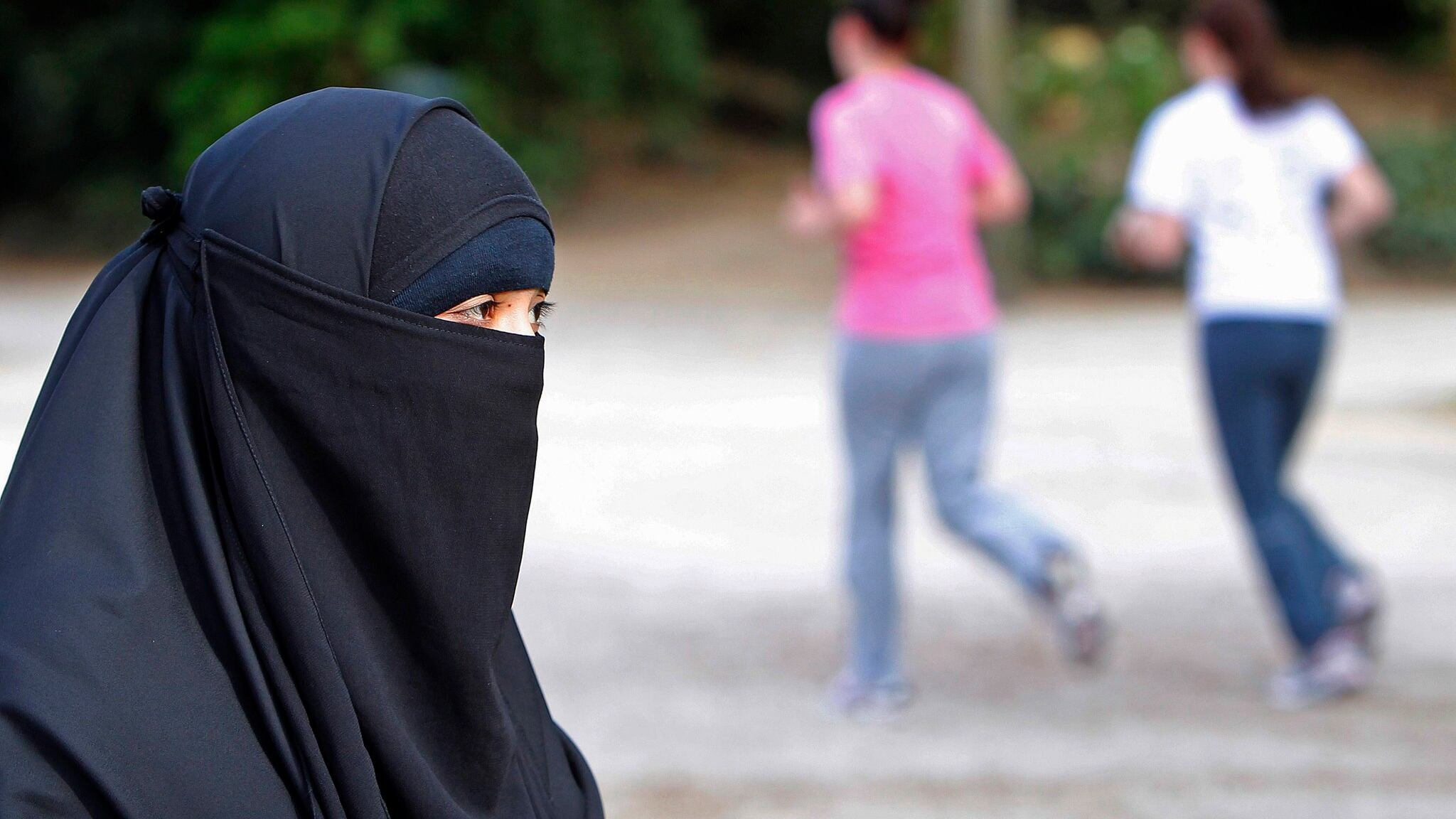 Quando andare in altalena offende la morale pubblica: i divieti più strani dell'Islam