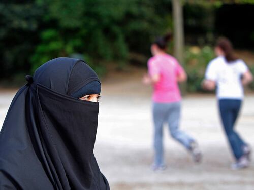 Quando andare in altalena offende la morale pubblica: i divieti più strani dell'Islam