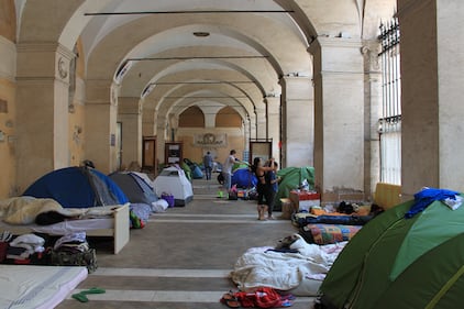 Dentro la basilica "occupata" dai movimenti per la casa 2