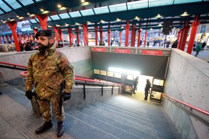 Milano, allarme bomba nella metropolitana a Cadorna 3