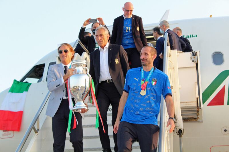 Il ritorno della spedizione azzurra trionfatrice all'Inghilterra agli Europei