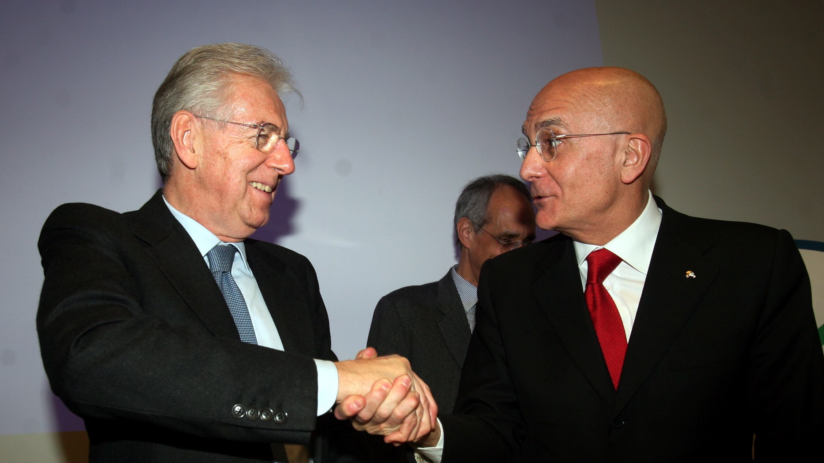 Monti: certo sindacalismo danneggia i lavoratori. Bersani: non è vero