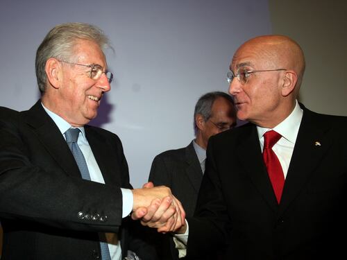 Monti: certo sindacalismo danneggia i lavoratori. Bersani: non è vero