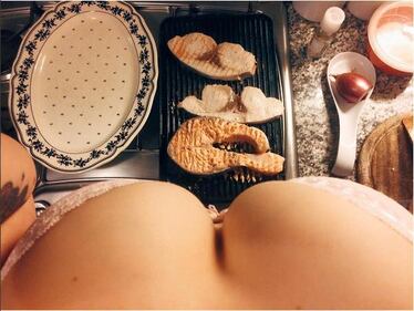 Decolleté e cibo, un connubio di successo 10
