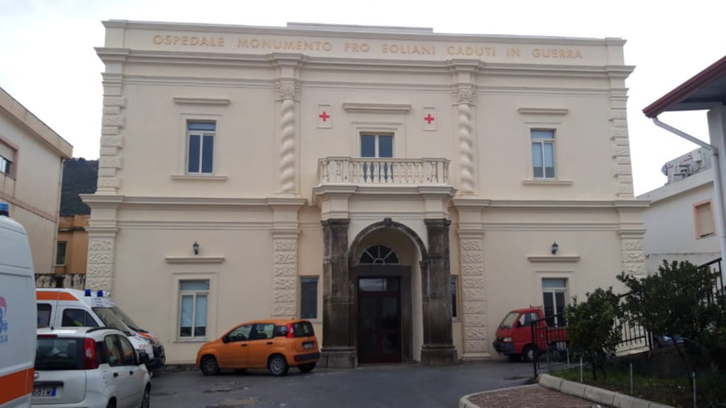 Blackout all'ospedale di Lipari poco prima di un intervento chirurgico, paziente trasferito con elisoccorso a Patti