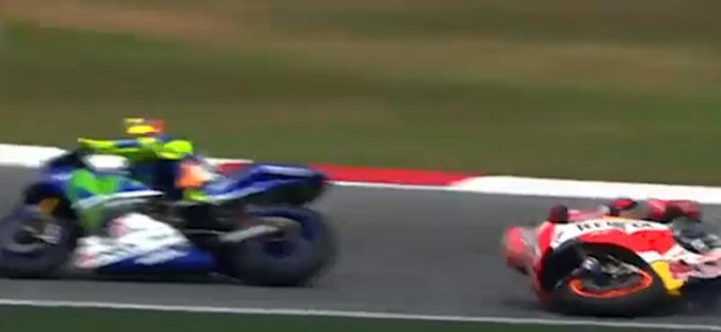 La fotosequenza dello scontro tra Rossi e Marquez 5