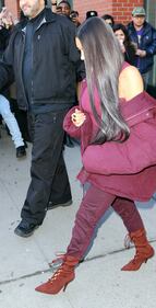 Kim Kardashian hot: bionda e scollata su Twitter 19