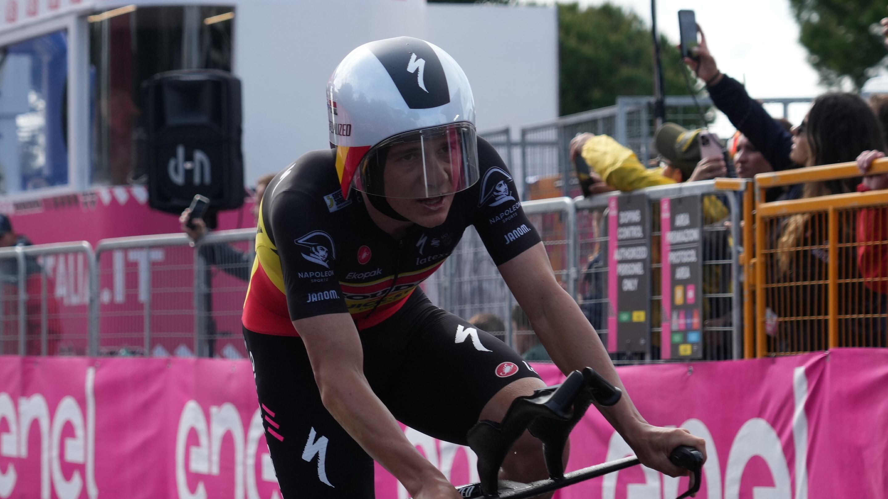 Evenepoel vince a Cesena ma non convince. Giro ancora apertissimo