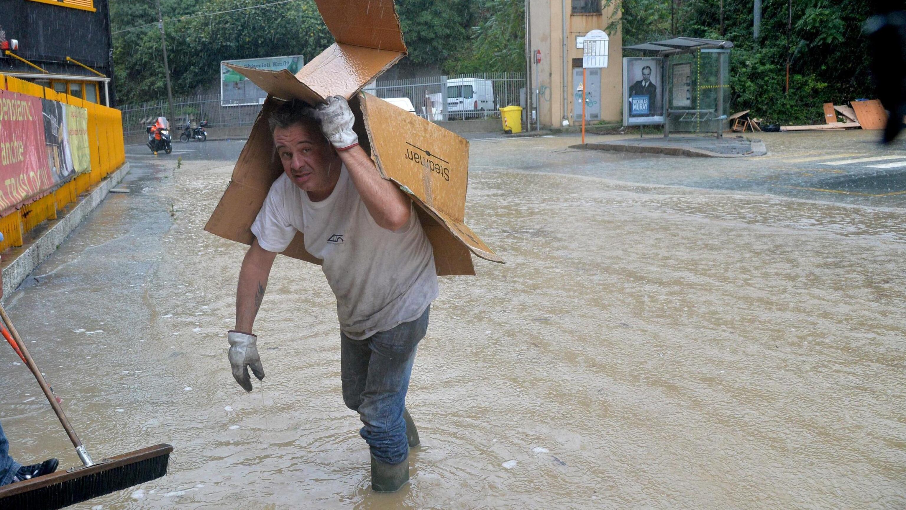 Strade allagate voragini nell'asfalto e treni deragliati