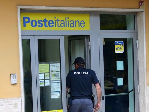 Perseguita e minaccia l'impiegata postale con l'acido, arrestato un pensionato