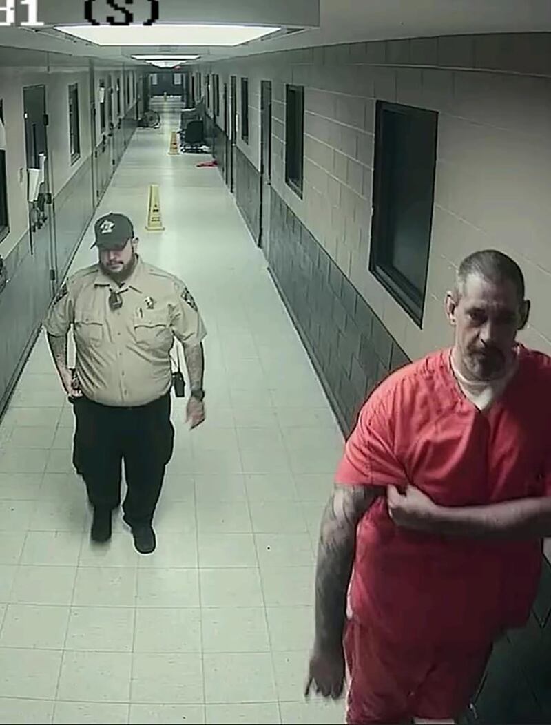 Giallo su Casey White e Vicki White spariti dal centro di detenzione in Alabama 4