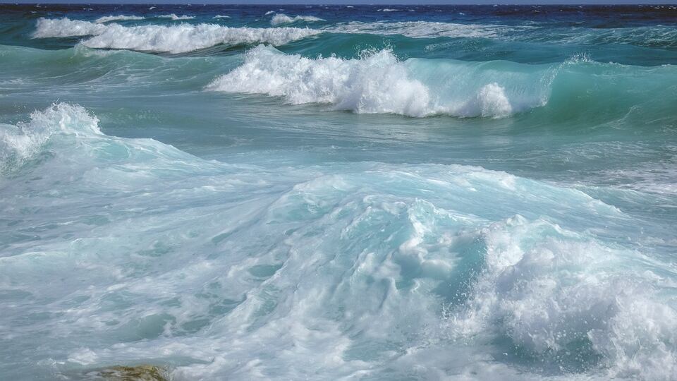 Si tuffa in mare per salvare il figlio: papà muore annegato