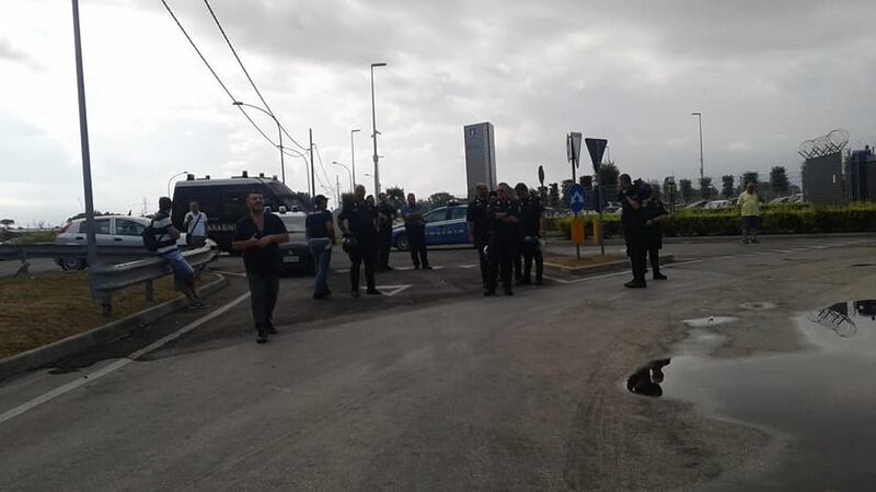 Con la maschera di De Luca bloccano il termovalorizzatore di Acerra: la protesta dei lavoratori ex Cub 4