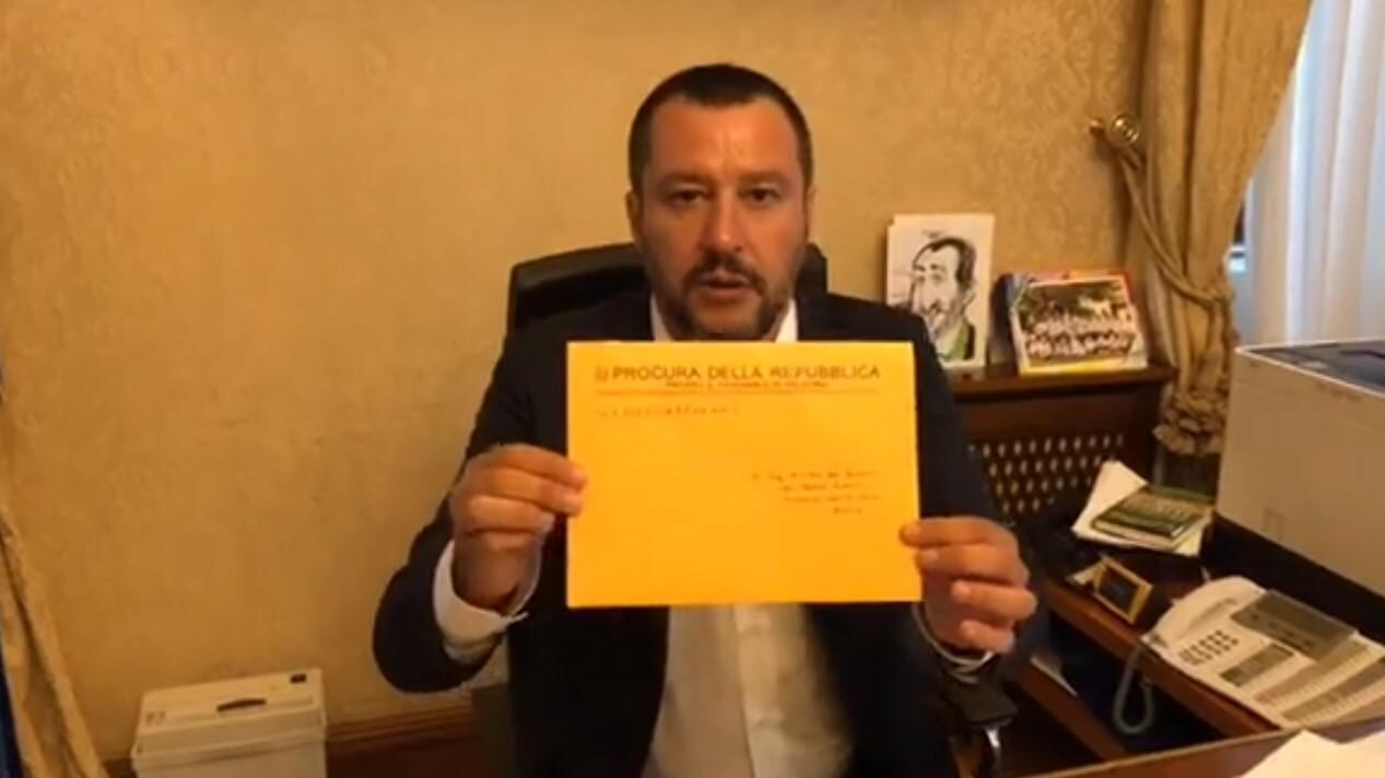 L'«unboxing» dell'avviso di garanzia: Matteo porta in politica il marketing social