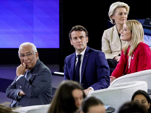 Macron detta la linea Ue: "Non si umilia la Russia. Sui negoziati decide Kiev"
