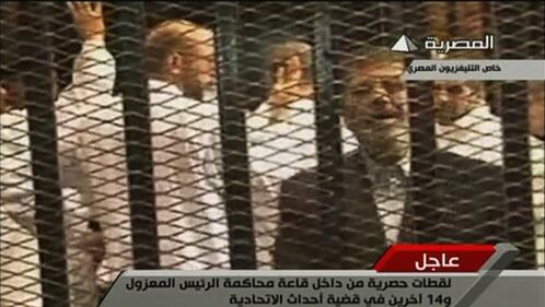 Egitto, Morsi riappare in pubblico per il processo 3