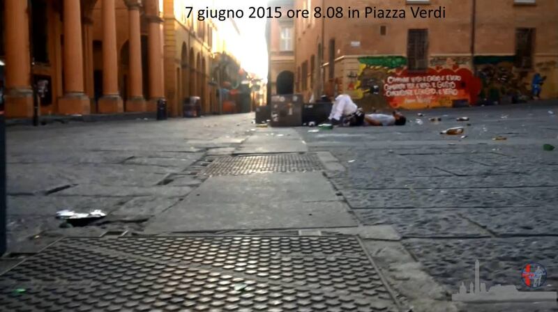 Immigrati dormono e urinano in strada a Bologna 4