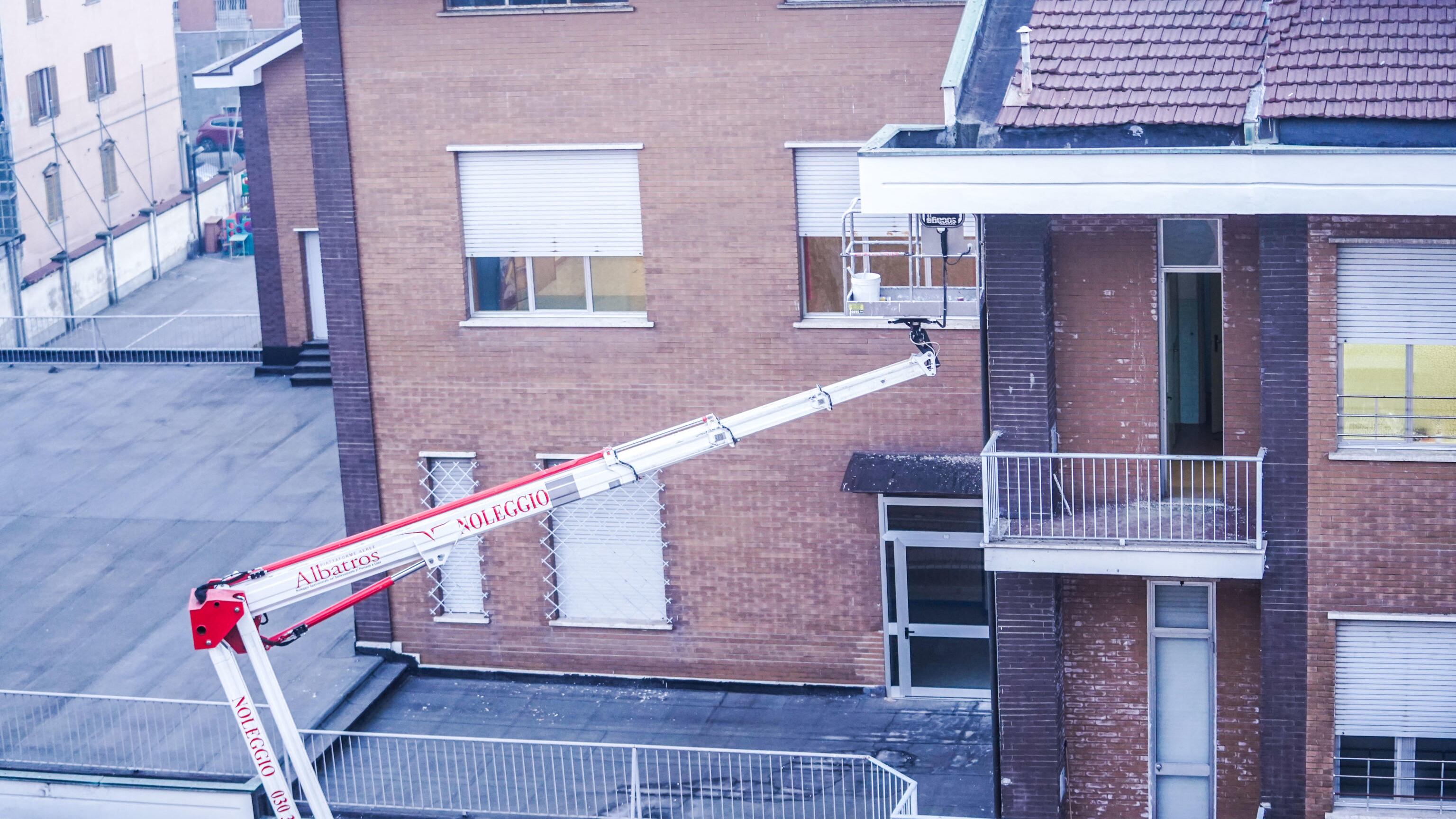 Schiacciato da un cestello elevatore. Muore un operaio, era ancora in prova