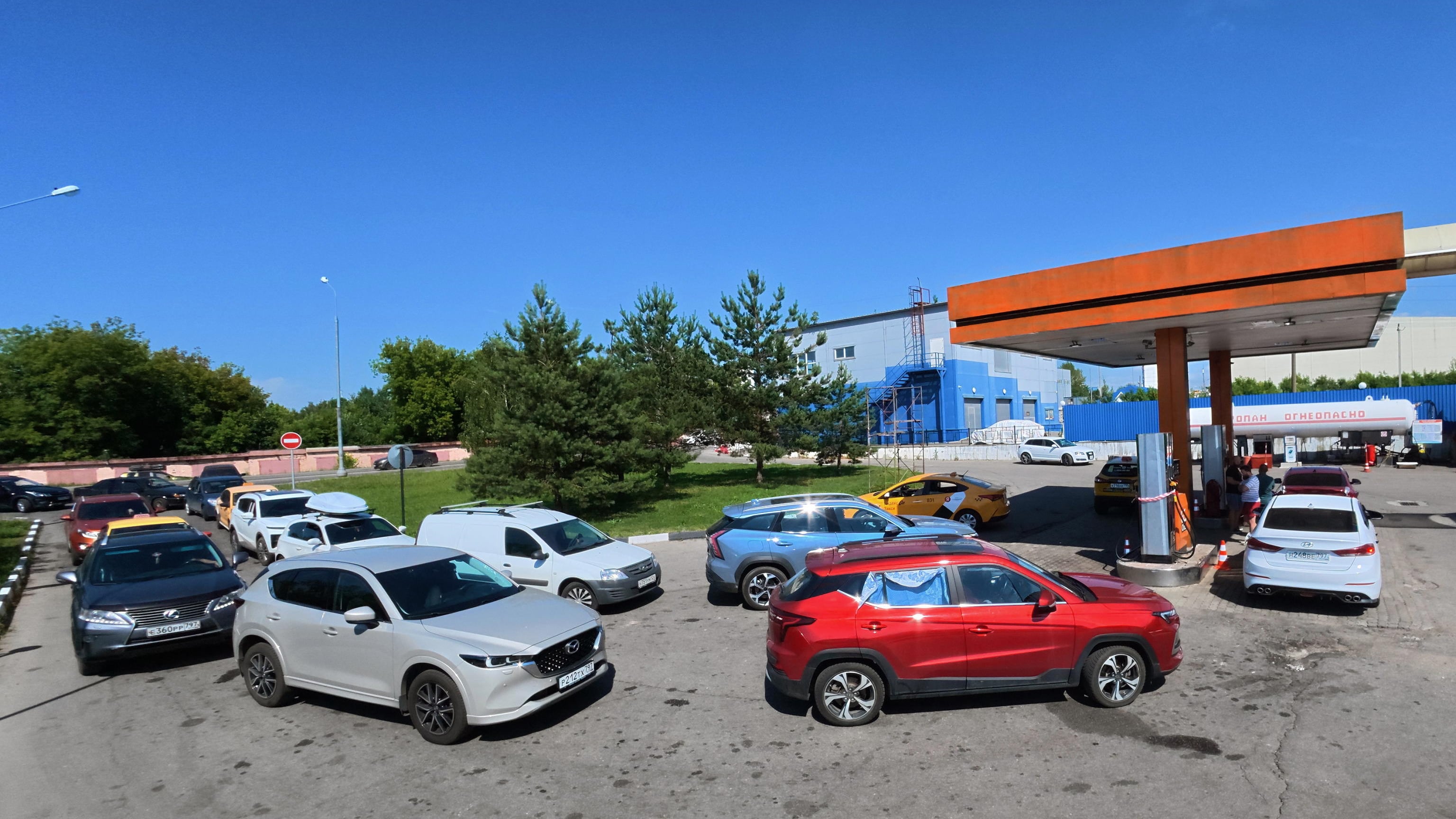 La Russia resta a secco di carburante: code, risse e prezzi alle stelle. E spunta l’ammissione di Mosca