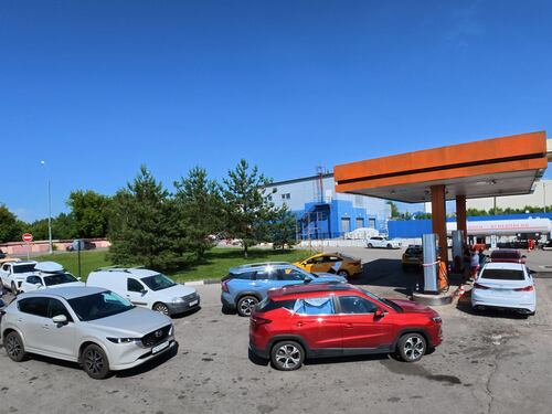 La Russia resta a secco di carburante: code, risse e prezzi alle stelle. E spunta l’ammissione di Mosca