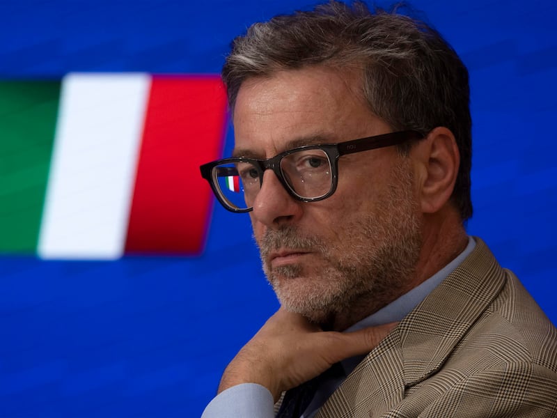 Giorgetti alla Ue: “Taglio del bollo coi risparmi Pnrr Sono soldi nostri”