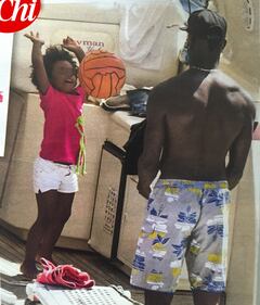Mario Balotelli papà tenerissimo al mare con la piccola Pia 2