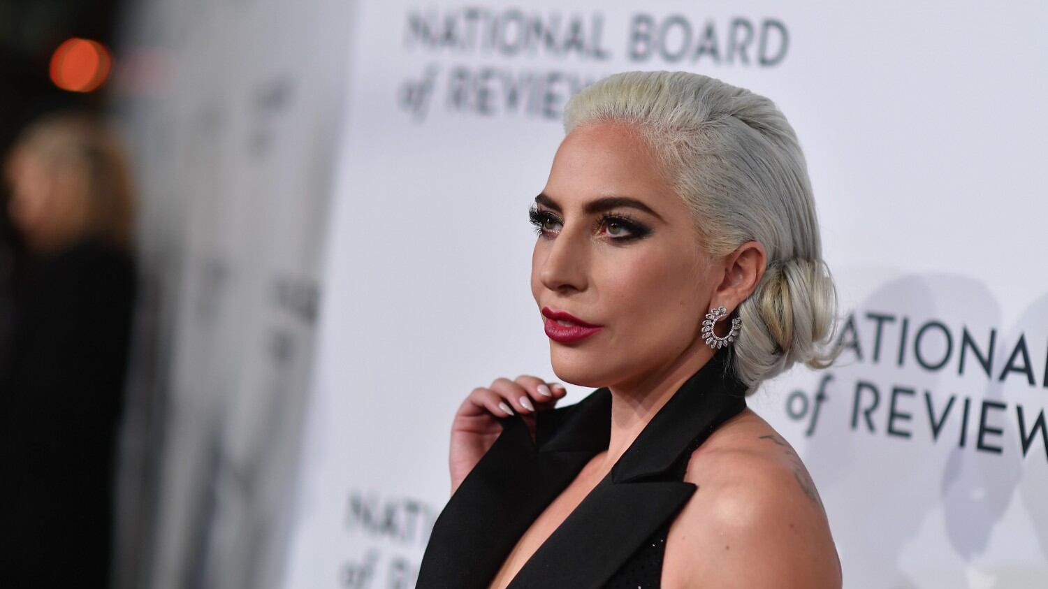Lady Gaga contro R Kelly sugli abusi sessuali: "Cancello il nostro brano"