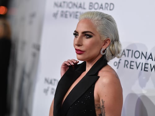 Lady Gaga contro R Kelly sugli abusi sessuali: "Cancello il nostro brano"