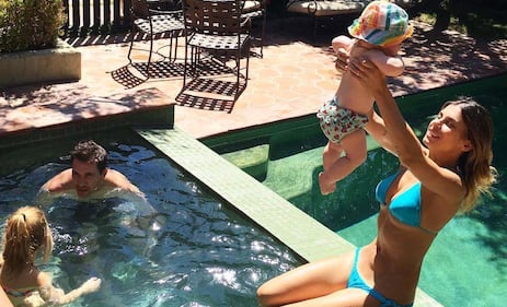 Elisabetta Canalis e Maddalena Corvaglia, bikini e bimbe 1