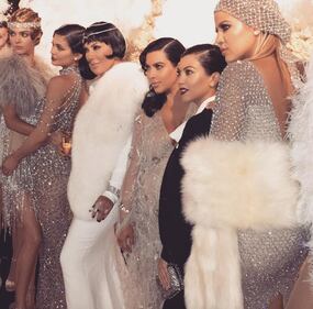 Kim Kardashian e sorelle festeggiano i 60 anni della mamma 8