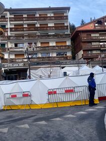 Crans-Montana, candele e lumini rossi sul luogo della strage 16