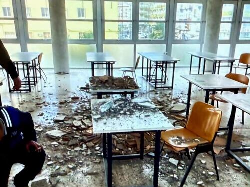 Paura all’Università di Napoli: soffitto crolla durante esame