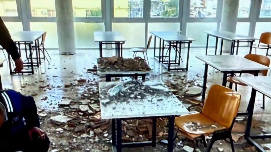 Paura all’Università di Napoli: soffitto crolla durante esame