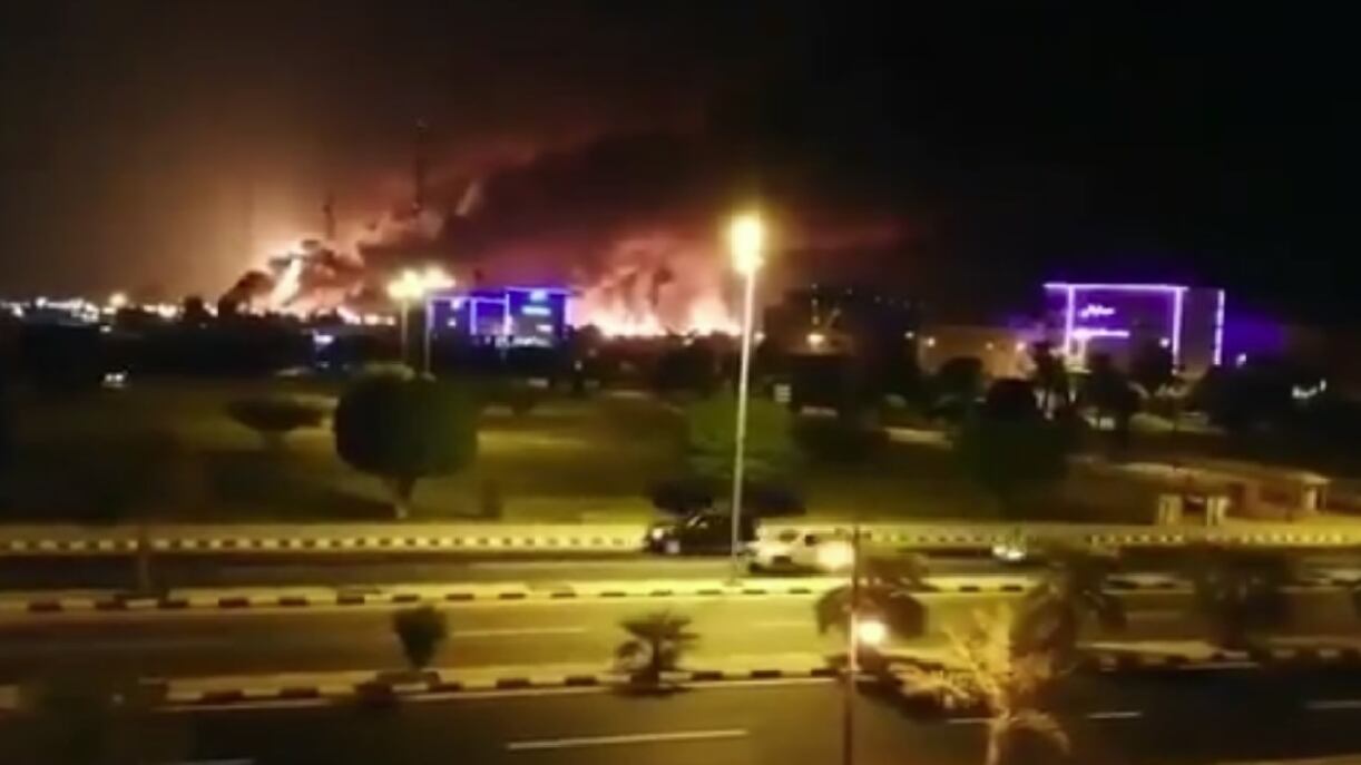 Arabia Saudita, gli Houthi attaccano due impianti Aramco