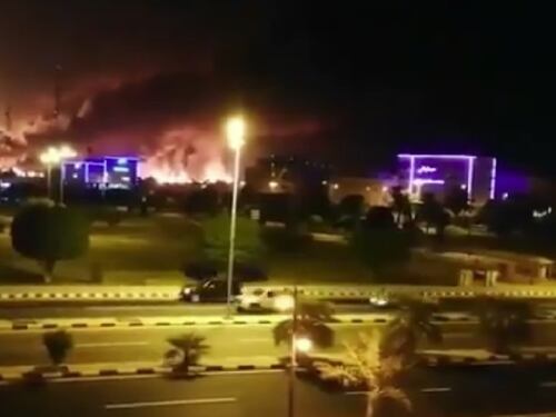 Arabia Saudita, gli Houthi attaccano due impianti Aramco