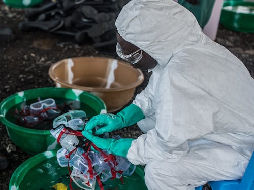 Ebola, l'Oms approva il primo vaccino mondiale contro il virus