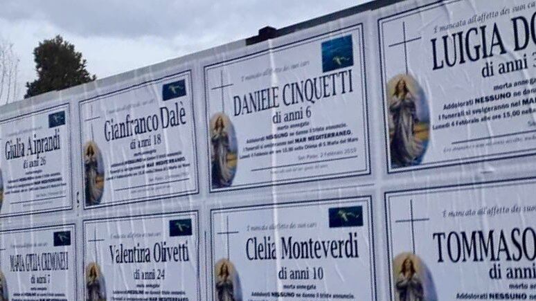 Manifesti funebri per migranti I buonisti ora usano la morte